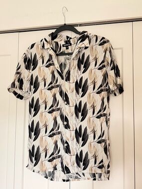 Express Men’s Short Sleeve Button-Up Shirt - Black, Tan & White Leaf Print